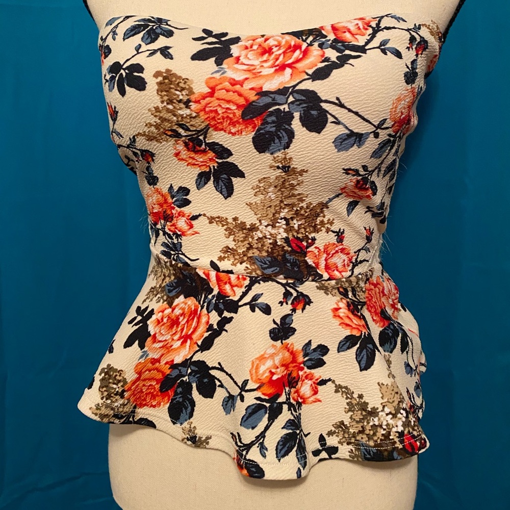 ✨🛍✨Papayas Floral and Lace Top